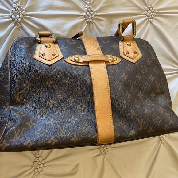 SOLD!!!

Louis Vuitton Manhattan GM with free gift bag charm and twillys. - Picture 2 of 5